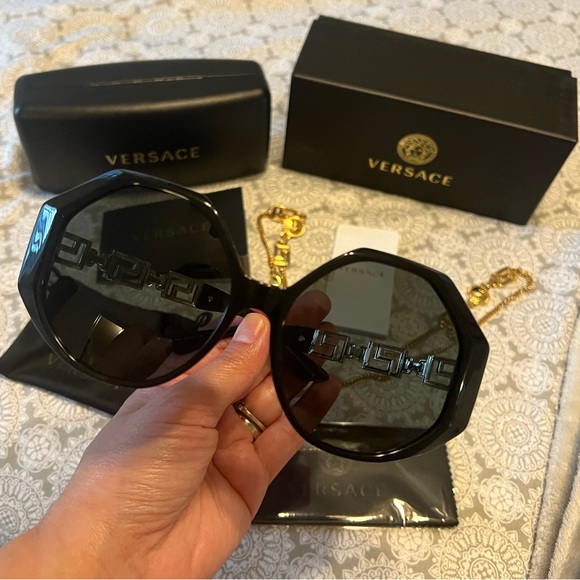💥VERSACE VE 4395 GEOMETRICAL BLACK SUNGLASSES WITH LOGO CHAIN💥 💯% AUTHENTIC‼️ - Picture 5 of 8